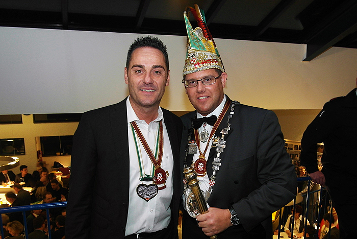 Könige Sieglar: Stephan Offermanns mit Marco Esch, Präsident der 1. Großen KG; Foto: Carsten Seim für die Könige vom Pompe Jupp